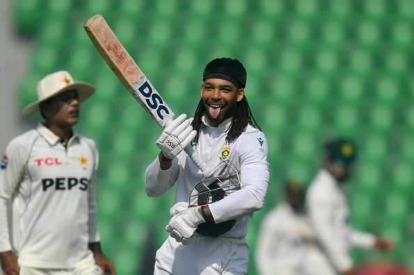 โทนี่เดอโซร์ซีทำ 104 ในแอฟริกาใต้'s อินนิงแรกในลาฮอร์.