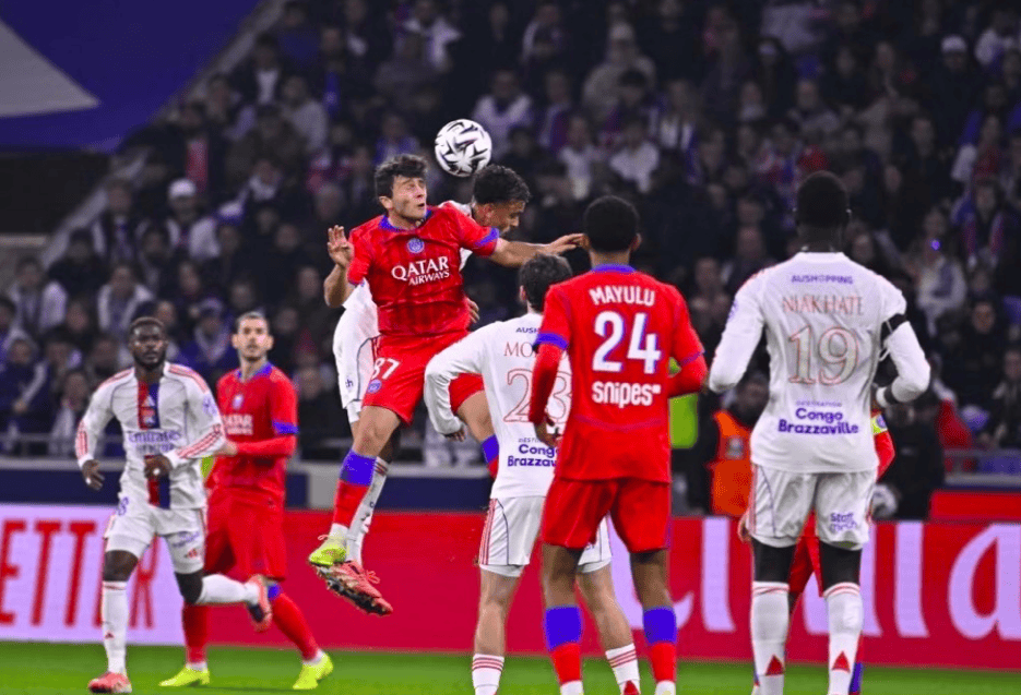 สรุปผลแชมเปียนส์ลีก: เลวานดอฟสกี้ทำแฮตทริก บาร์ซ่าพ่ายเรอัล มาดริด 3 แต้มตามหลัง 4-2; อินเตอร์ขึ้นจ่าฝูงด้วยชัยชนะ 2-0; เปแอสเชคว้าชัย 3-2 เหนือเซลต้า บีโก้