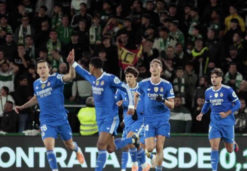 ลาลีกาส่งความพลิกล็อกสุดช็อกเมื่อเรอัล มาดริดพลิกกลับมาตีเสมอได้สองครั้ง คว้าตำแหน่งจ่าฝูงกลับคืนมา ขณะที่บาร์เซโลนาตกไปอยู่อันดับสอง เอลเช เบลลิงแฮม เอ็มบัปเป้