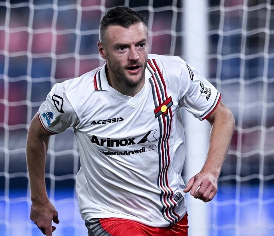 สี่ประตูในหกนัด! เจมี วาร์ดี วัย 38 ปี ผู้ชนะรางวัลรองเท้าทองคำพรีเมียร์ลีก แสดงทักษะการจบสกอร์ที่น่าทึ่งในเซเรีย อา_เครโมเนเซ_โบโลญญา_แมตช์