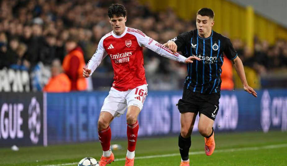 ค่ำคืนแห่งความตื่นเต้นในแชมเปียนส์ลีก: แมนเชสเตอร์ ซิตี้ พลิกกลับมาชนะ เรอัล มาดริด, อาร์เซนอล นำเป็นจ่าฝูงด้วยชัยชนะ 6 นัดติดต่อกัน, ปารีส และ ดอร์ทมุนด์ พ่ายแพ้อย่างน่าผิดหวัง_อาแจ็กซ์_นาโปลี_บียาร์เรอัล