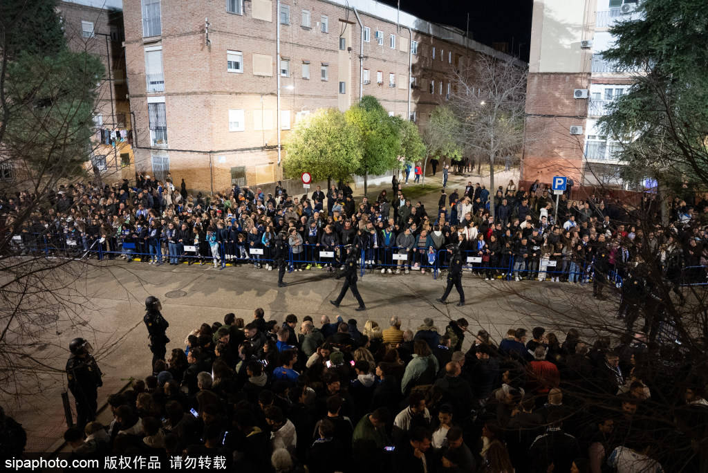 ทีมฟุตบอลและบาสเกตบอลเรอัลมาดริดรวมตัวกันเพื่อฉลองคริสต์มาสที่สนามกีฬา | กิจกรรม | การรวมตัว