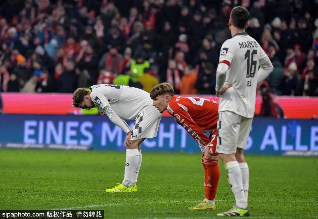 นักเตะหน้าใหม่ คาเลบราส ทำประตูแรกในเกมเปิดตัว พาไบเออร์ เลเวอร์คูเซ่น พลิกกลับมาชนะและยุติสถิติไร้พ่ายในบ้านของ แอร์เบ ไลป์ซิก _การแข่งขัน_ประตู_ยูฟ่า แชมเปียนส์ลีก