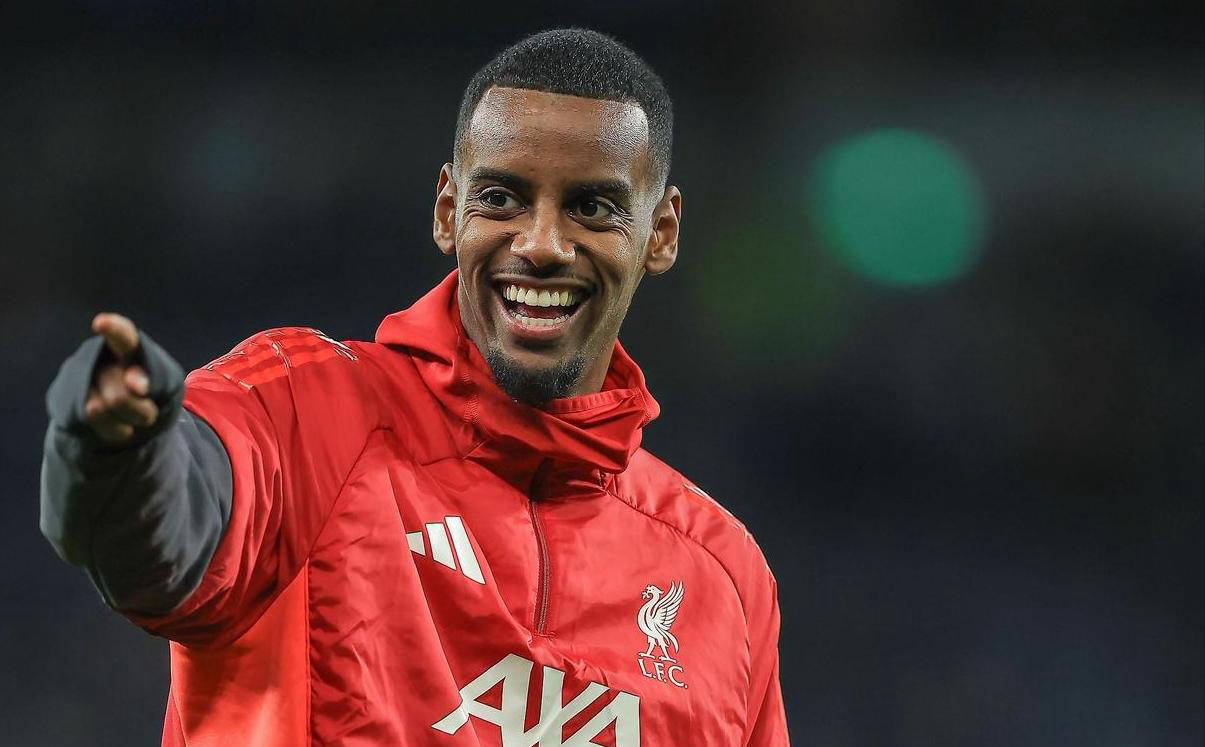 ลิเวอร์พูลคว้าชัยชนะ 2-1 ในเกมเยือนเหนือท็อตแน่ม ฮ็อตสเปอร์ ขยายสถิติชนะติดต่อกันเป็นสามนัด ขณะที่พวกเขาไล่จี้อันดับสี่ของพรีเมียร์ลีก; อีซัคทำประตูแต่ต้องออกจากสนามเนื่องจากบาดเจ็บ_การแข่งขัน_ฟลินน์_เชลซี