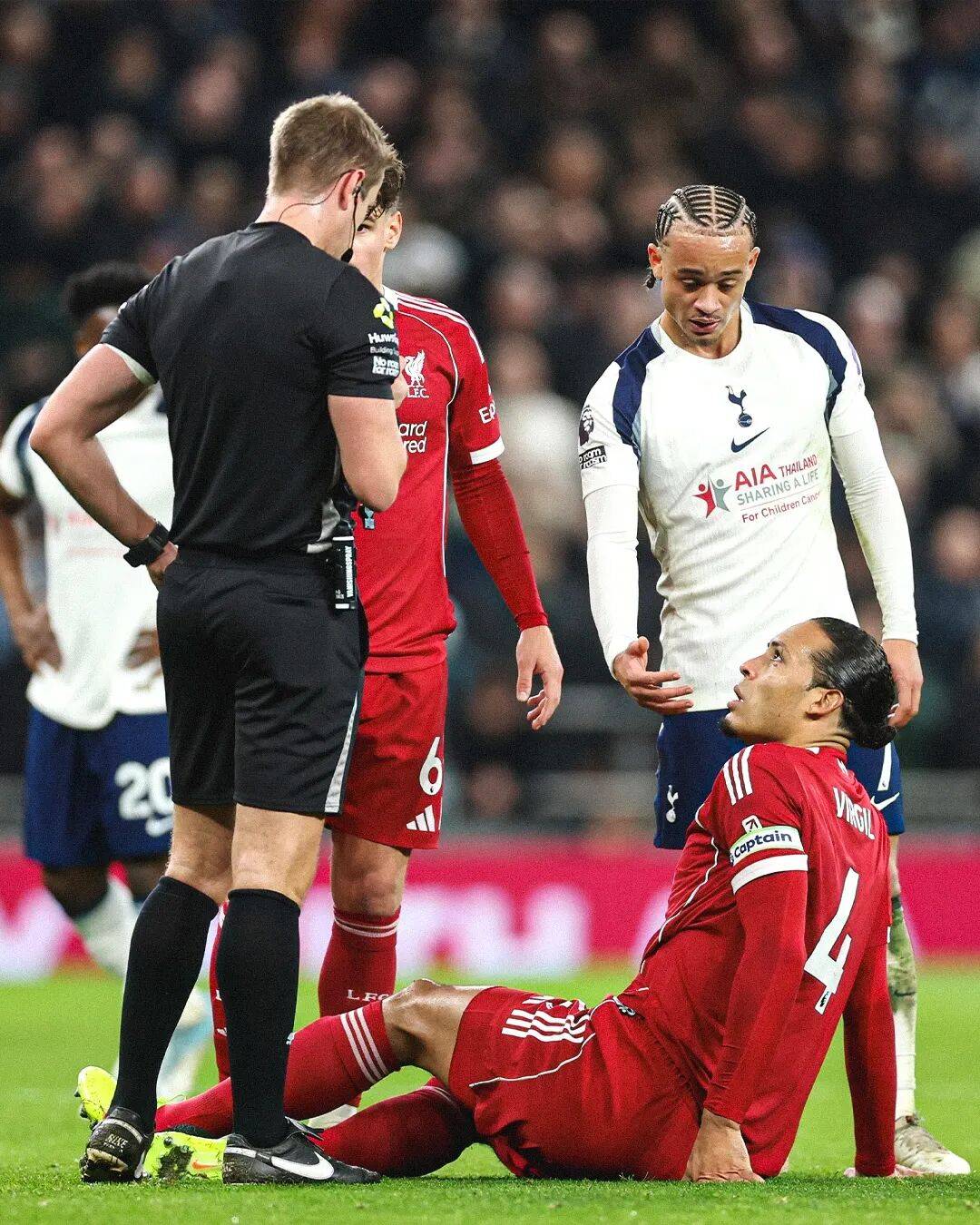 ฟาน ไดจ์ค ถูกไล่ออกจากการเหยียบ! นักเตะค่าตัวสถิติของสเปอร์สขอโทษ: 