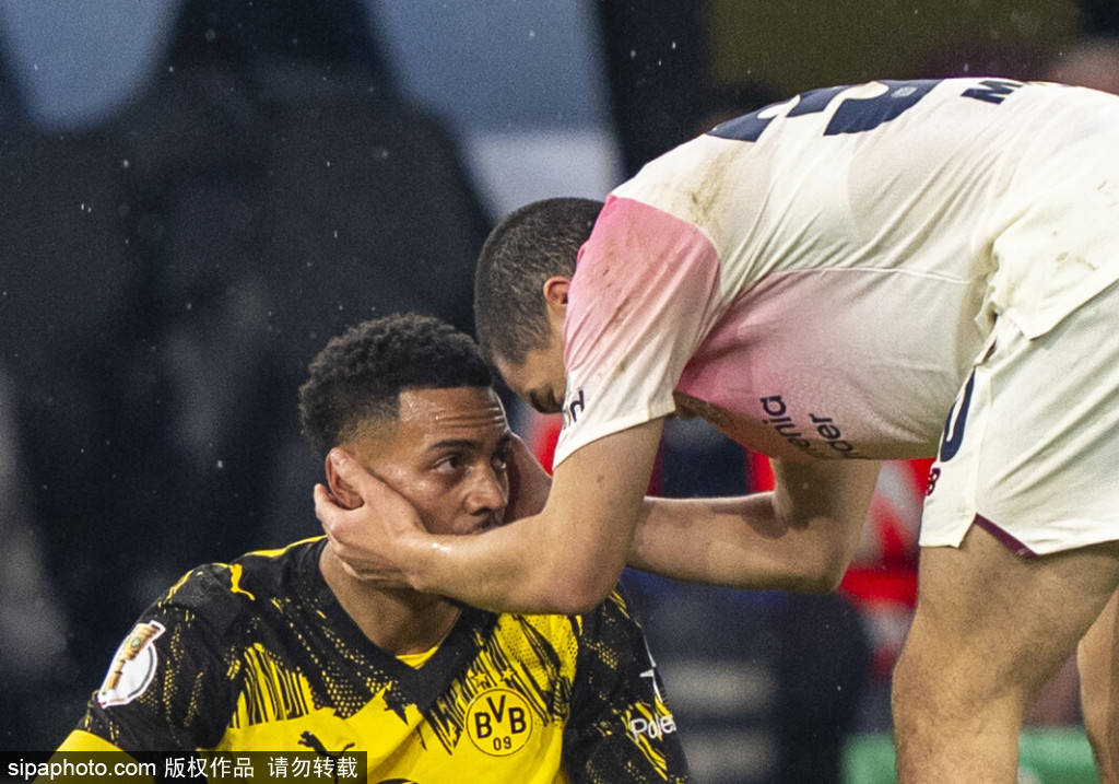 ตำนานดอร์ทมุนด์ คอลเลอร์: โอกาสต่อสัญญาของชล็อตเตอร์เบ็คดูมืดมน; บาเยิร์นต้องรักษาอูปาเมกาโน่ไว้ในช่วงพีค _อนาคต_ บาเยิร์น มิวนิค โบรุสเซีย ดอร์ทมุนด์