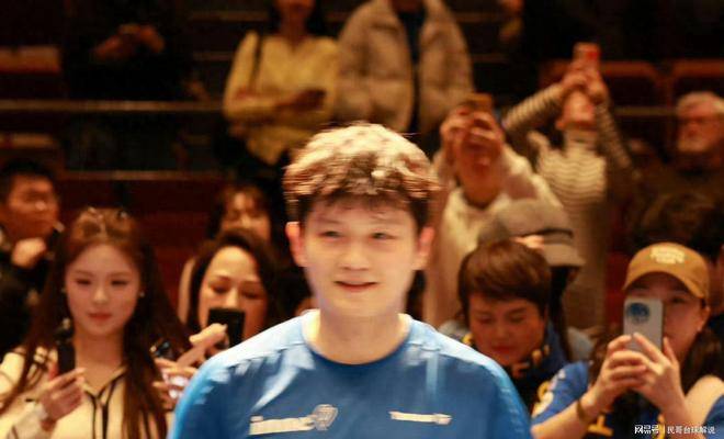 น้องสาวดาวเด่นกลายเป็นภูมิทัศน์ทางปัญญาของบุนเดสลีกา: รูปลักษณ์โดดเด่น คุณวุฒิสูง กลุ่มหัวกะทิ 985 – วงการแฟนคลับจับตามอง _สนาม_แฟน เจิ้งตง_คุณวุฒิการศึกษาสูง