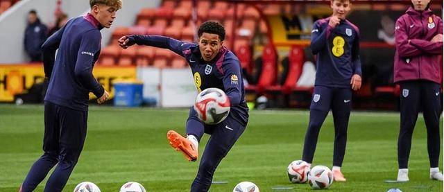 ปีกดาวรุ่งชาวอังกฤษวัย 15 ปี โดดเด่นในฐานะกองหน้าดาวรุ่งที่ได้รับความสนใจจากบาร์เซโลนา _Tavares__สถาบันเยาวชน__บาร์เซโลนา