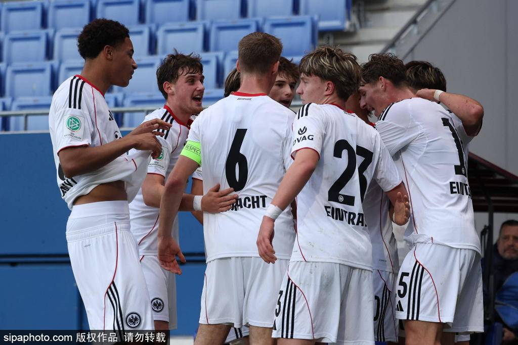 ทีมในอุดมคติของลา มาเซียสำหรับปี 2025: การก้าวขึ้นของดาวรุ่งในอนาคต _ผู้เล่น_ _เทคนิค_ _กองกลาง_