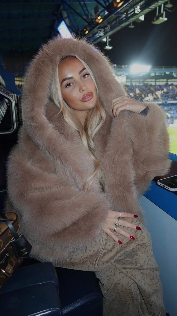 แฟนสาวคนใหม่ของพาลเมอร์ชมการแข่งขันเชลซีด้วยตัวเอง โชว์สไตล์ในเสื้อคลุมขนสัตว์_โอลิเวีย_โฮลด์_เกรซ