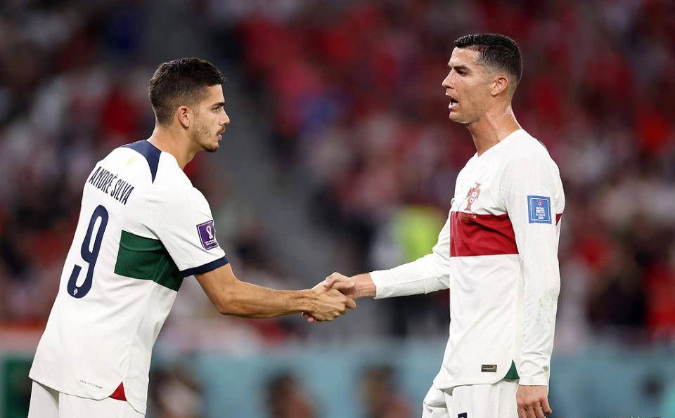 เซี่ยงไฮ้ เสิ่นหัว กำลังเจรจากับผู้ชนะรางวัลรองเท้าเงินบุนเดสลีกา 28 ประตูและนักเตะทีมชาติโปรตุเกส! อันเดร ซิลวา เตรียมย้ายไปเล่นในซูเปอร์ลีกจีน? ดาวเด่นจาก RB ไลป์ซิก และ ปอร์โต้ ใกล้เข้าร่วมลีกสูงสุดของจีน!