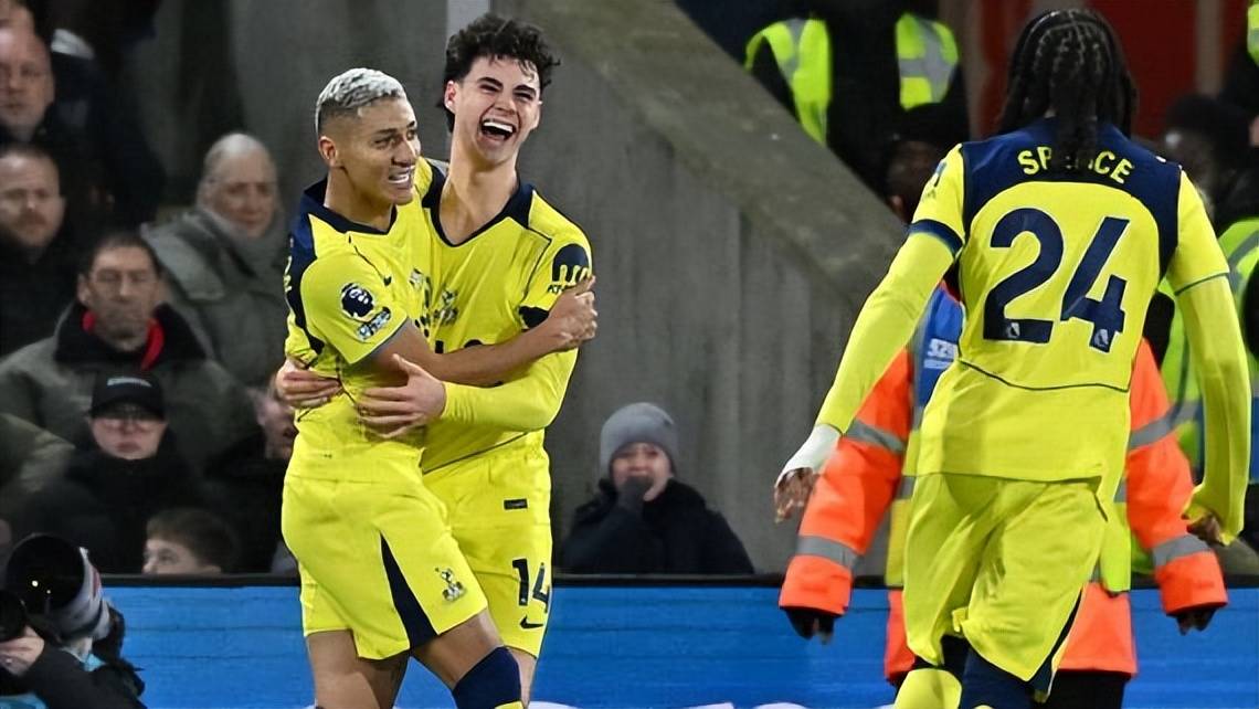 ท็อตแน่ม ฮ็อตสเปอร์ เฉือนชนะ คริสตัล พาเลซ 1-0 หยุดสถิติแพ้ห้าเกมติดต่อกัน ทำให้ตำแหน่งของแฟรงค์ โปเช็ตติโน่ปลอดภัย ชนะ อาร์ชี เกรย์ การแข่งขัน