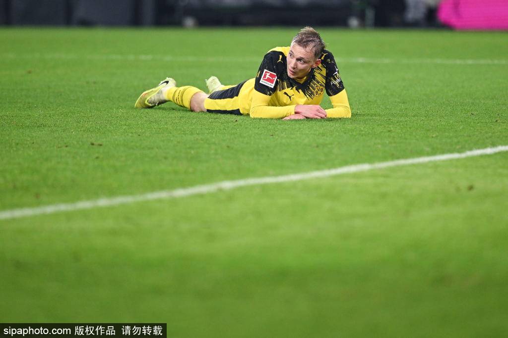 เรอัล มาดริด เข้าร่วมการแข่งขัน! ดอร์ทมุนด์ตั้งราคา 70 ล้านยูโรสำหรับชล็อตเตอร์เบ็ค ขณะที่สามยักษ์ใหญ่แย่งชิงกองหลังชาวเยอรมัน ป้องกัน บาเยิร์น มิวนิค โบรุสเซีย ดอร์ทมุนด์