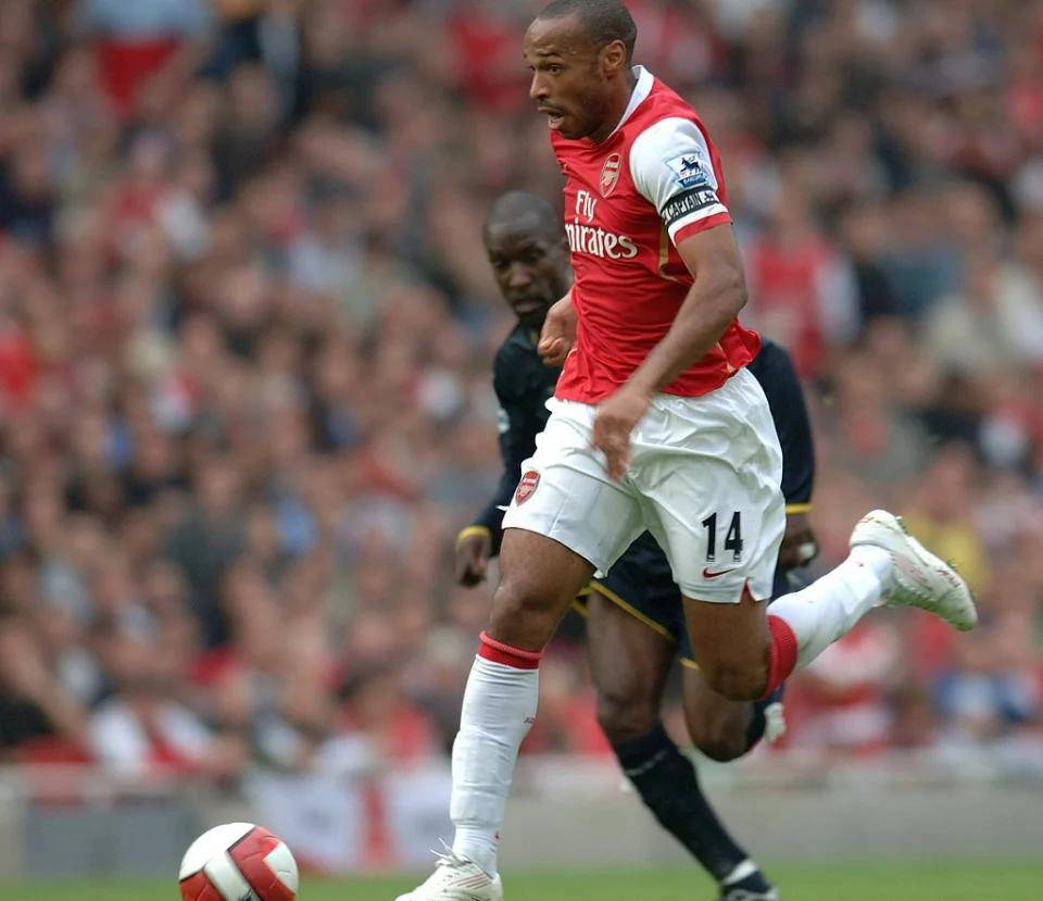 เฮนรี่ vs โรนัลโด้: การเปรียบเทียบอย่างละเอียด – โรนัลโด้เหนือกว่าจริงหรือไม่? รางวัล | แอสซิสต์ | ประตู