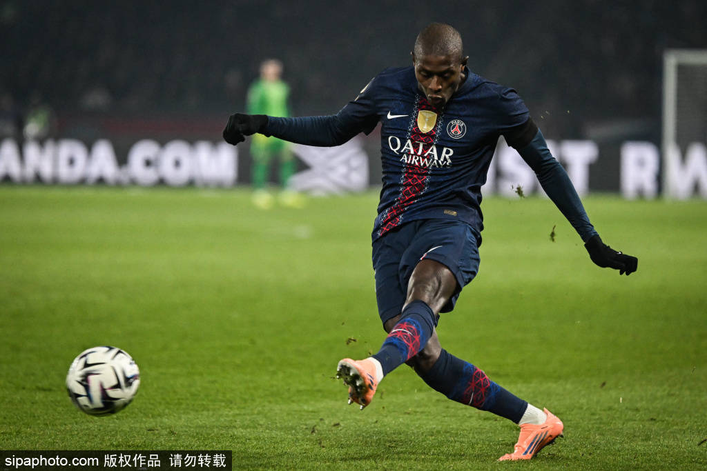 พิเศษ! ยักษ์ใหญ่แห่งปารีสเคลื่อนไหวเพื่อรักษาผู้เล่นดาวเด่นไว้ ขณะที่การเจรจาสัญญาฉบับใหม่ของเดมเบเล่เริ่มต้นอย่างเป็นทางการ _เยอรมัน_ _การต่อสัญญา_ _หลุยส์ เอ็นริเก้_