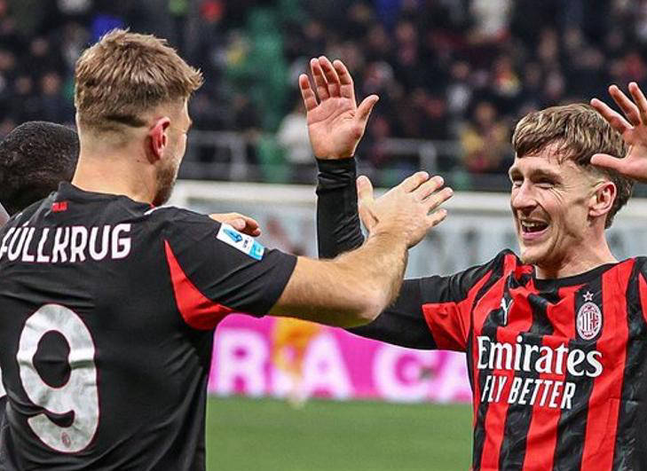 สี่ทีมชั้นนำยังคงไร้พ่าย! การแข่งขันชิงแชมป์เซเรียอา: อินเตอร์นำเป็นจ่าฝูง, มิลานตามมาติดๆ, โรม่าปรากฏตัวเป็นม้ามืดด้วยการเติบโตที่น่าเกรงขาม_แชมเปียนส์ลีก_นาโปลี